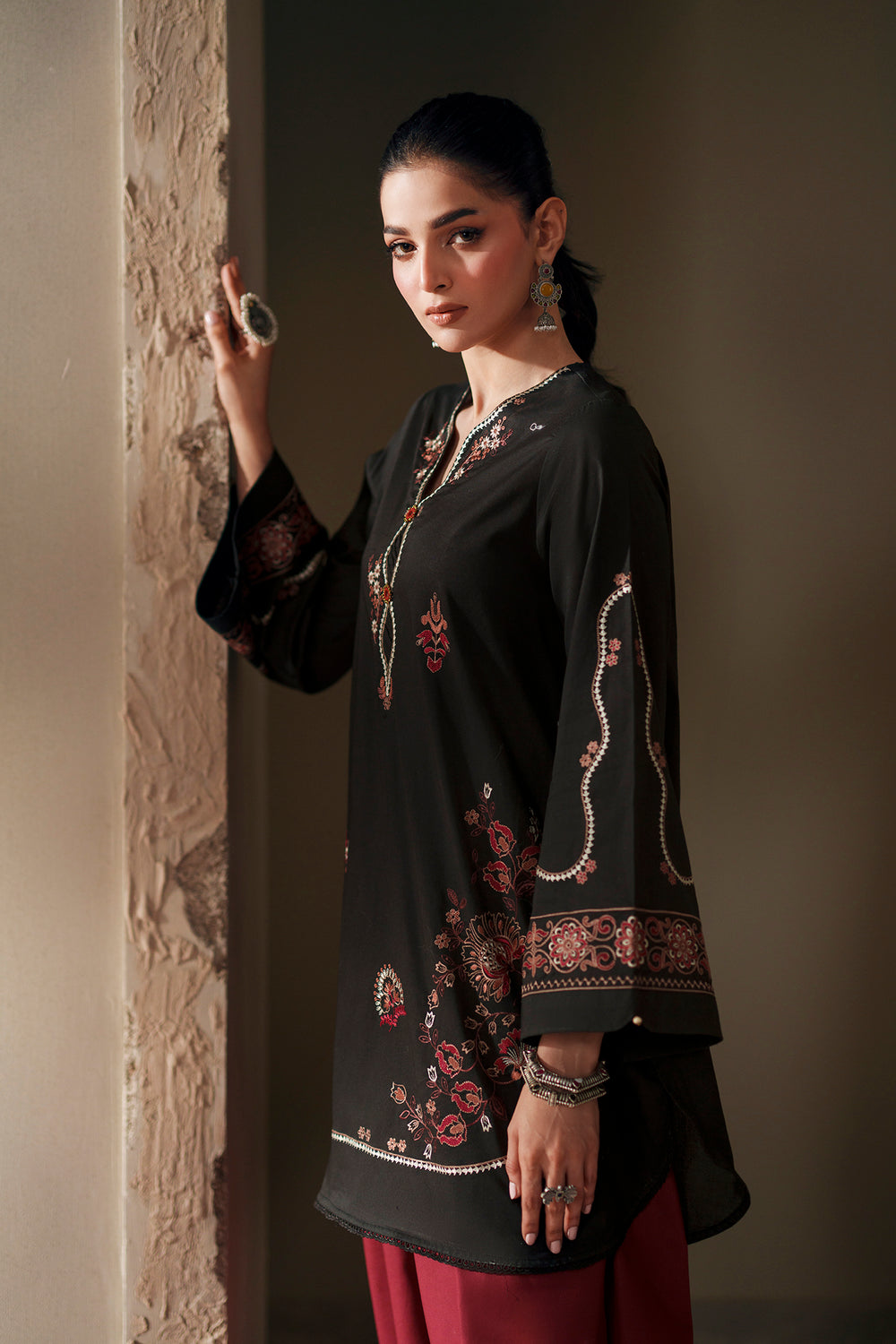 ETHNC Rozana Embroidered 2-Piece Shalwar Suit – Onyx Black & Maroon