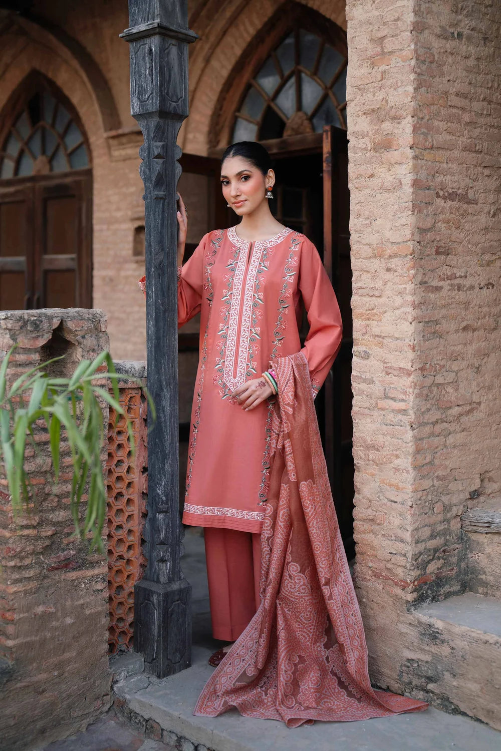 NISHAT Linen Ready-to-Wear 3-Piece Embroidered Cross Hatch Suit – Peach